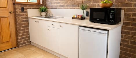 Habitación Deluxe con 2 camas individuales | Cocineta privada | Cafetera y tetera, refrigerador, microondas y tetera eléctrica