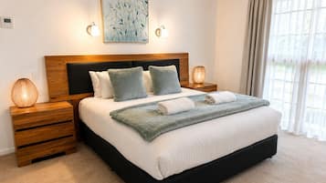 King Spa Suite | Desk, soundproofing, iron/ironing board, bed sheets