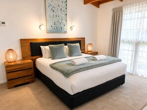 King Spa Suite | Desk, soundproofing, iron/ironing board, bed sheets - Coonawarra Place Motor Inn (Coonawarra)