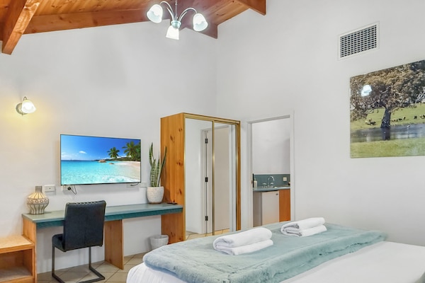 King Spa Suite | Desk, soundproofing, iron/ironing board, bed sheets