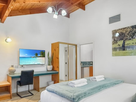 King Spa Suite | Desk, soundproofing, iron/ironing board, bed sheets