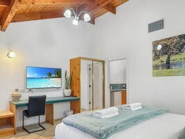 套房 (King Spa) | 办公桌、隔音、熨斗/熨衣板、床单