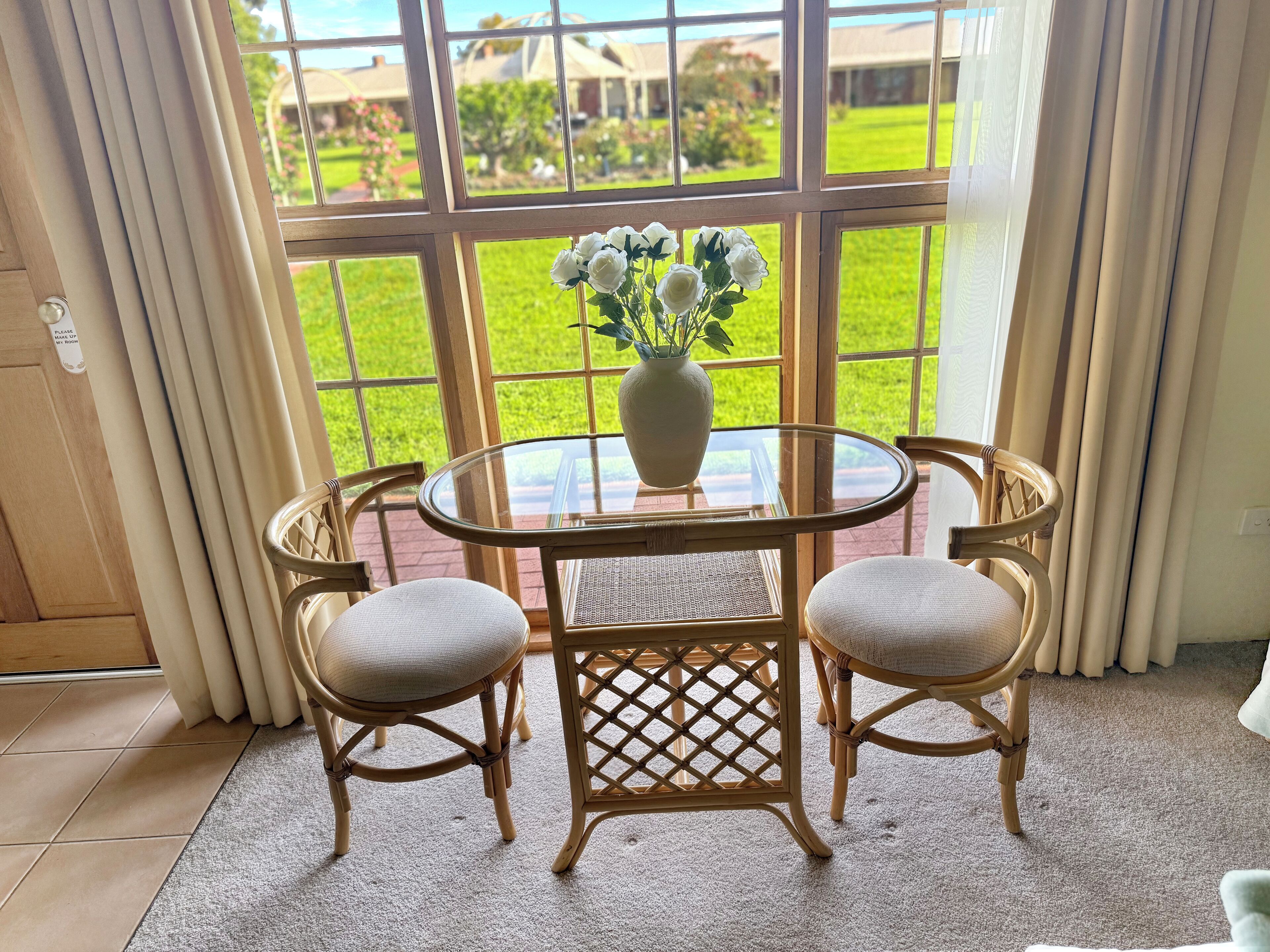 Deluxe Queen | In-room dining