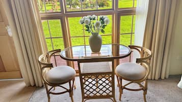 Deluxe Queen | In-room dining