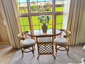 Deluxe Queen | In-room dining - Coonawarra Place Motor Inn (Coonawarra)