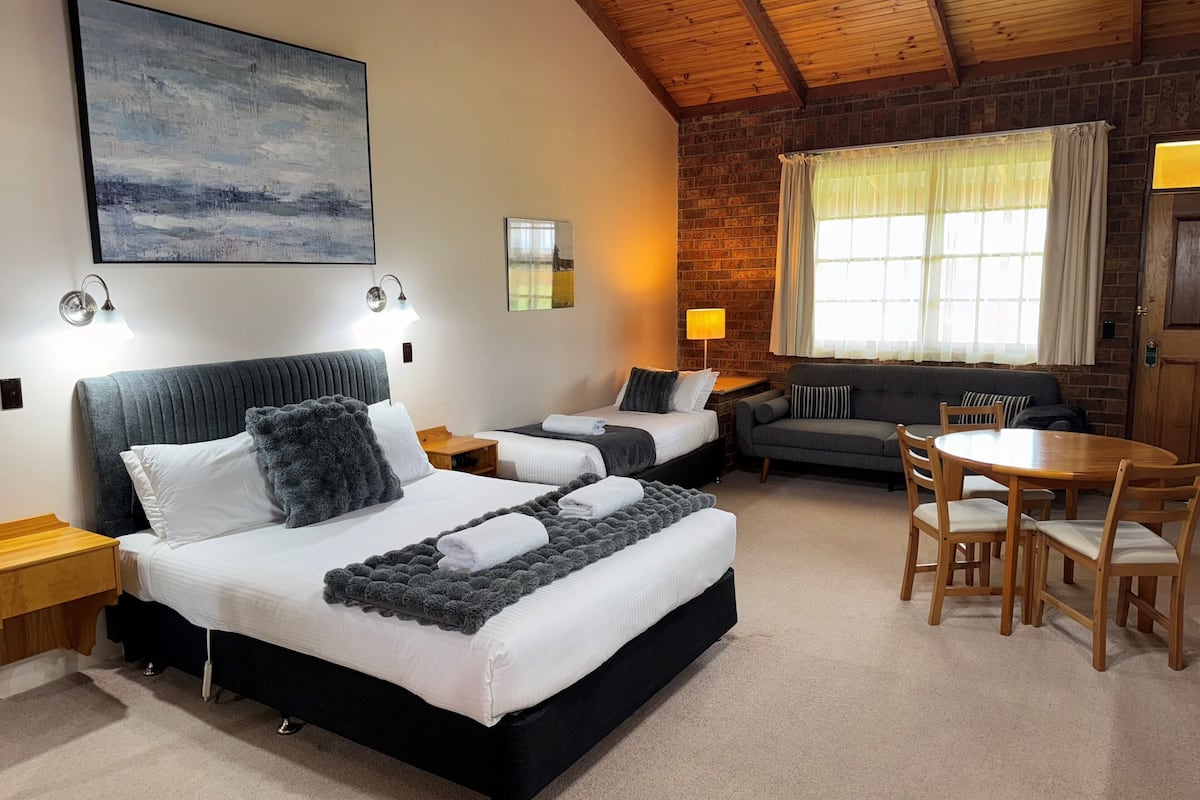 Deluxe Twin Room | 1 bilik tidur, meja, kalis bunyi, seterika/papan seterika