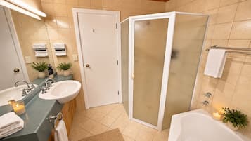 King Spa Suite | Bathroom