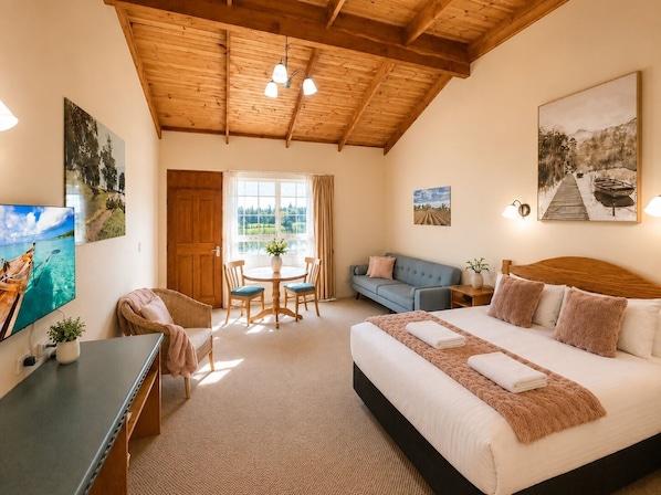 Queen Spa | Desk, soundproofing, iron/ironing board, bed sheets - Coonawarra Place Motor Inn (Coonawarra)