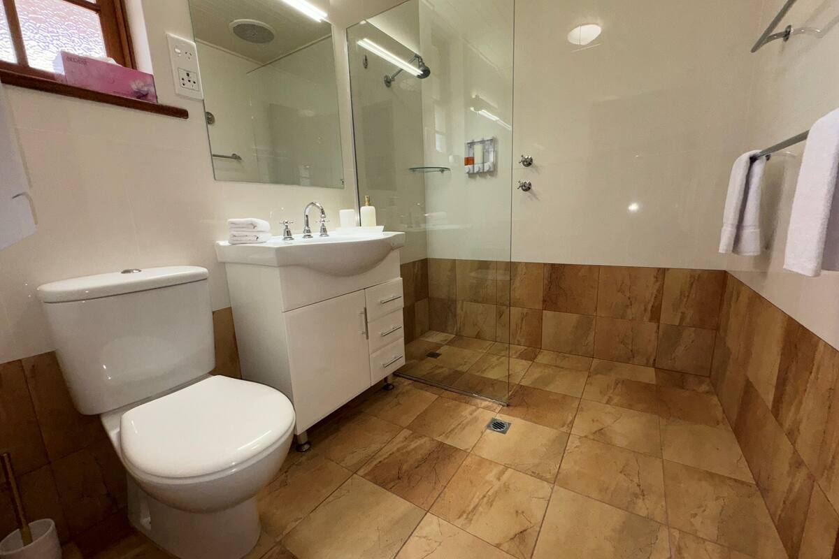 deluxe twin | bathroom | free toiletries, towels, soap, shampoo