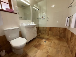 Deluxe Twin Room | Bilik Mandi | Kelengkapan dandanan diri percuma, tuala disediakan, sabun, syampu
