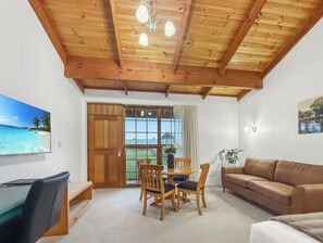 King Spa Suite | Living area | Flat-screen TV - Coonawarra Place Motor Inn (Coonawarra)