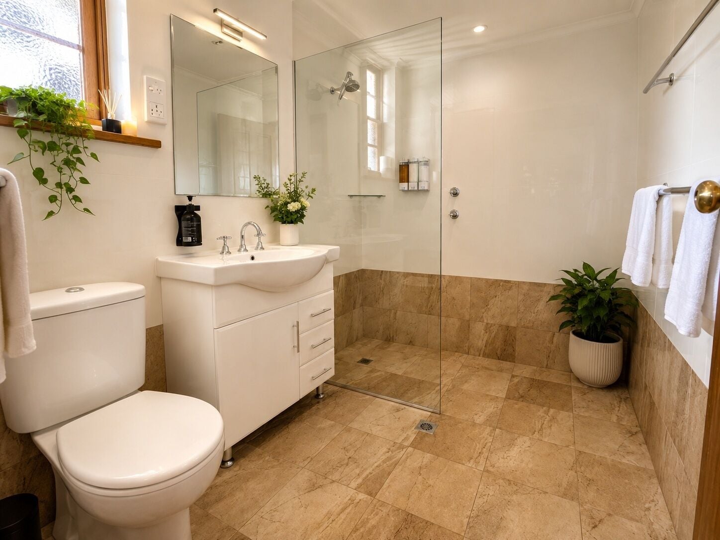 Chambre Deluxe avec lits jumeaux | Salle de bain | Articles de toilette gratuits, serviettes fournies, savon, shampoing