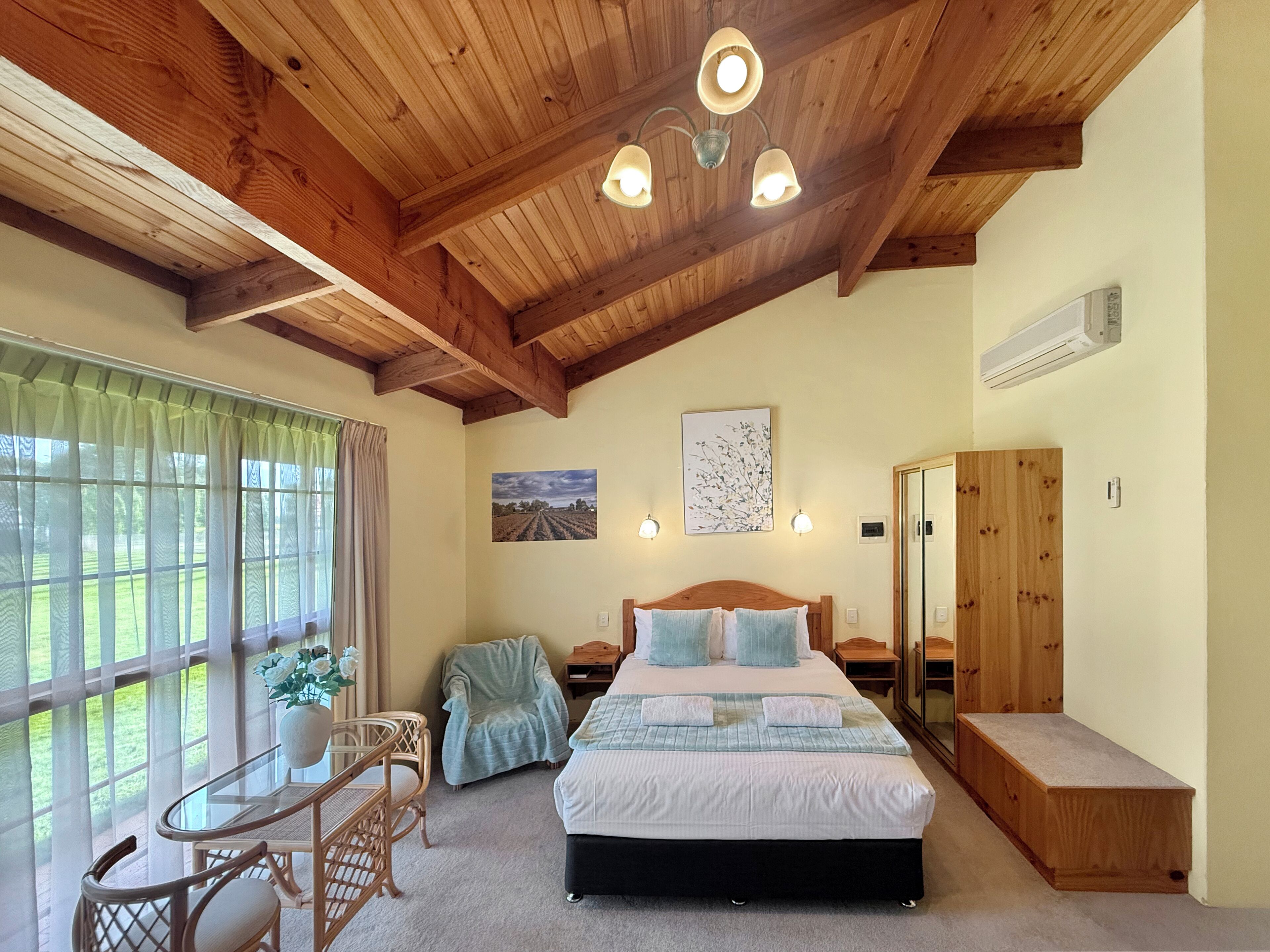 Quarto luxo (Queen) | Escrivaninha, quartos à prova de som, ferros/tábuas de passar roupa