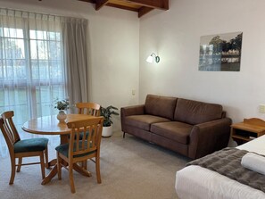 King Spa Suite | Living area