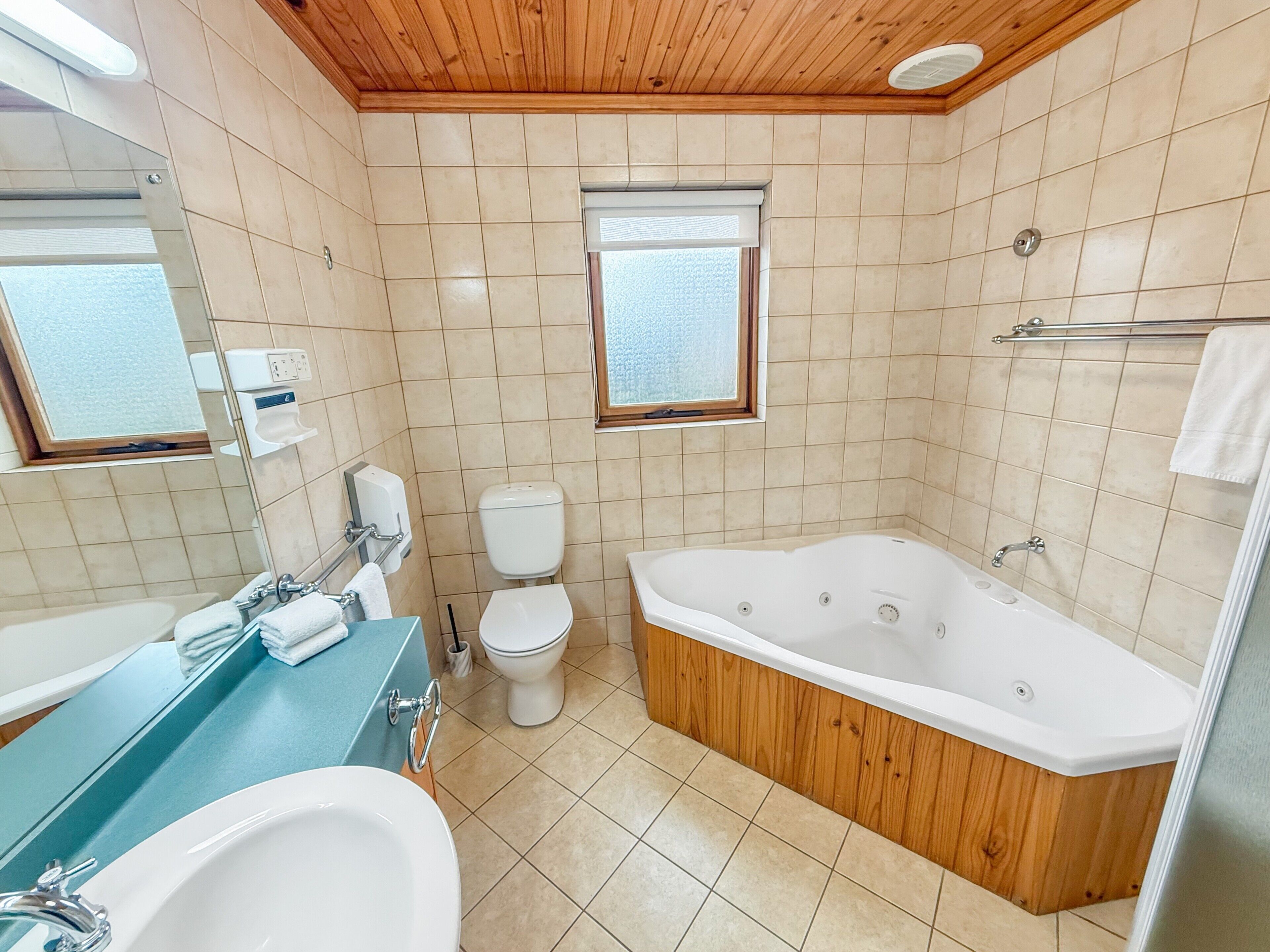 king spa suite | bathroom | free toiletries, towels, soap, shampoo