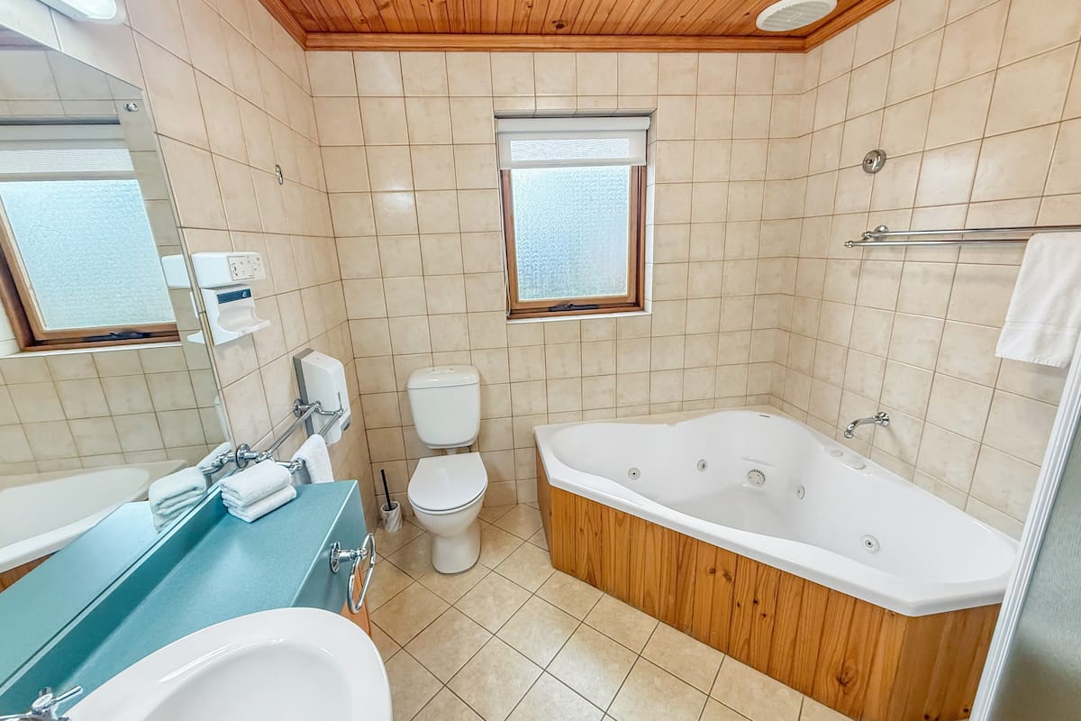 king spa suite | bathroom | free toiletries, towels, soap, shampoo