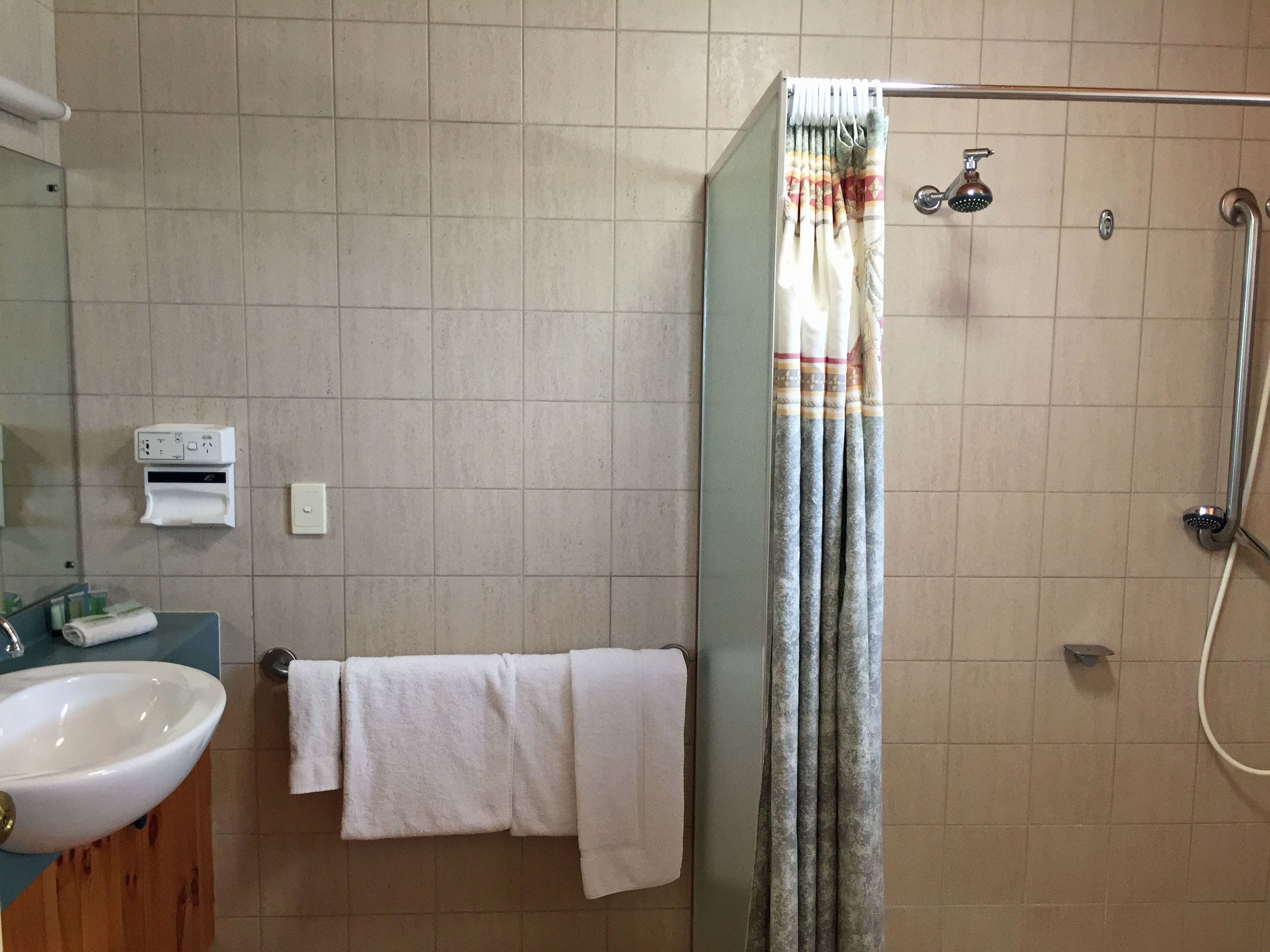 twin queen | bathroom | free toiletries, towels, soap, shampoo