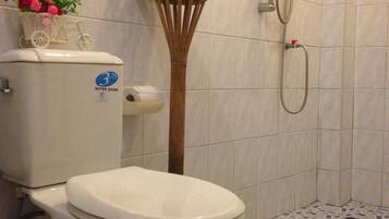 Bungalow | Baño | Ducha, artículos de higiene personal gratuitos y toallas