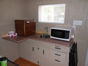 Ferienhütte, 2 Einzelbetten, Flussblick | Eigene Kochnische | Kühlschrank, Mikrowelle