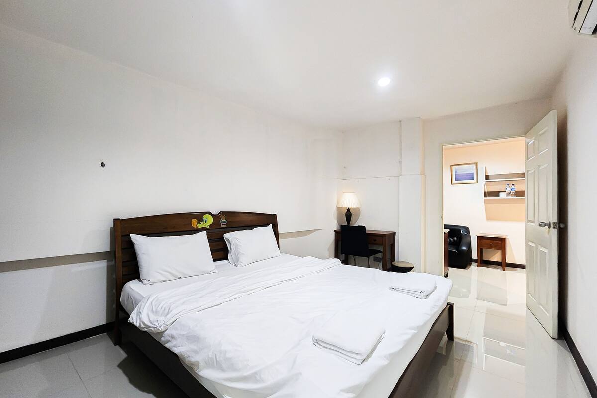 One Bedroom One Bath | In-room safe, desk, free WiFi, bed sheets