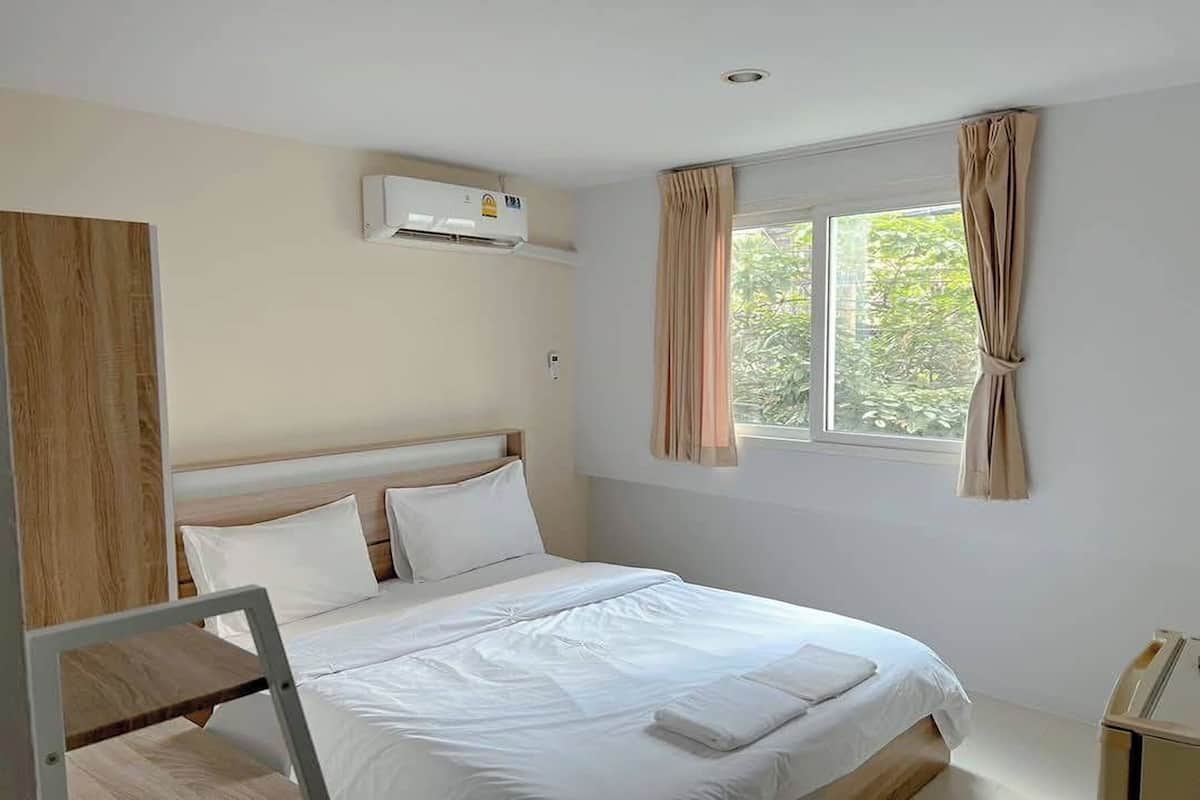 Deluxe Room | In-room safe, desk, free WiFi, bed sheets