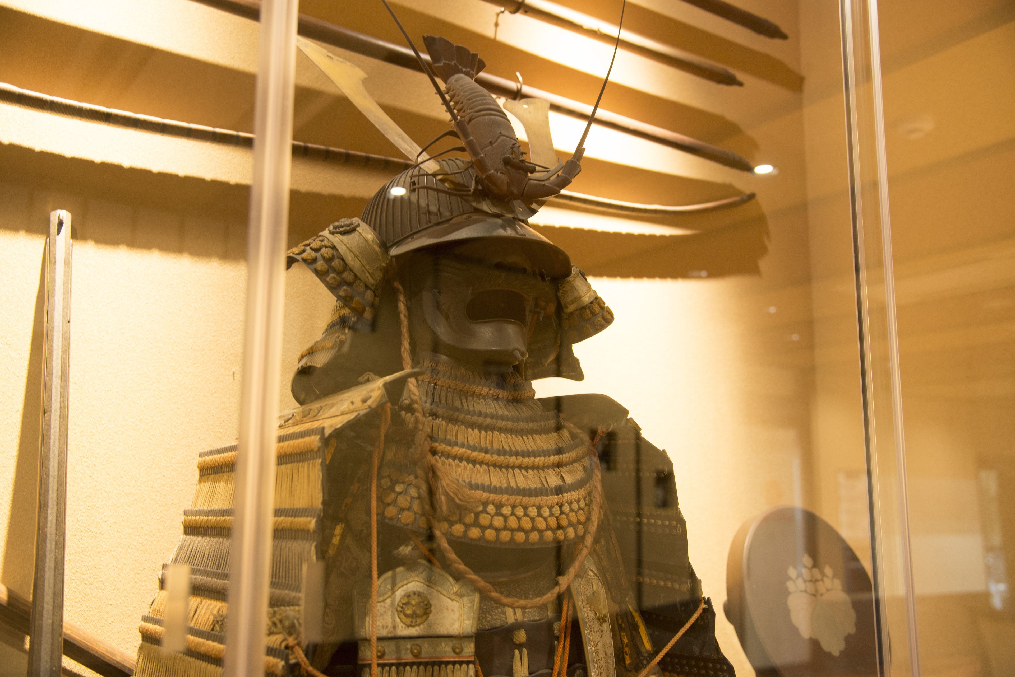 Eine Vitrine mit einer historischen Samurai-Rüstung.