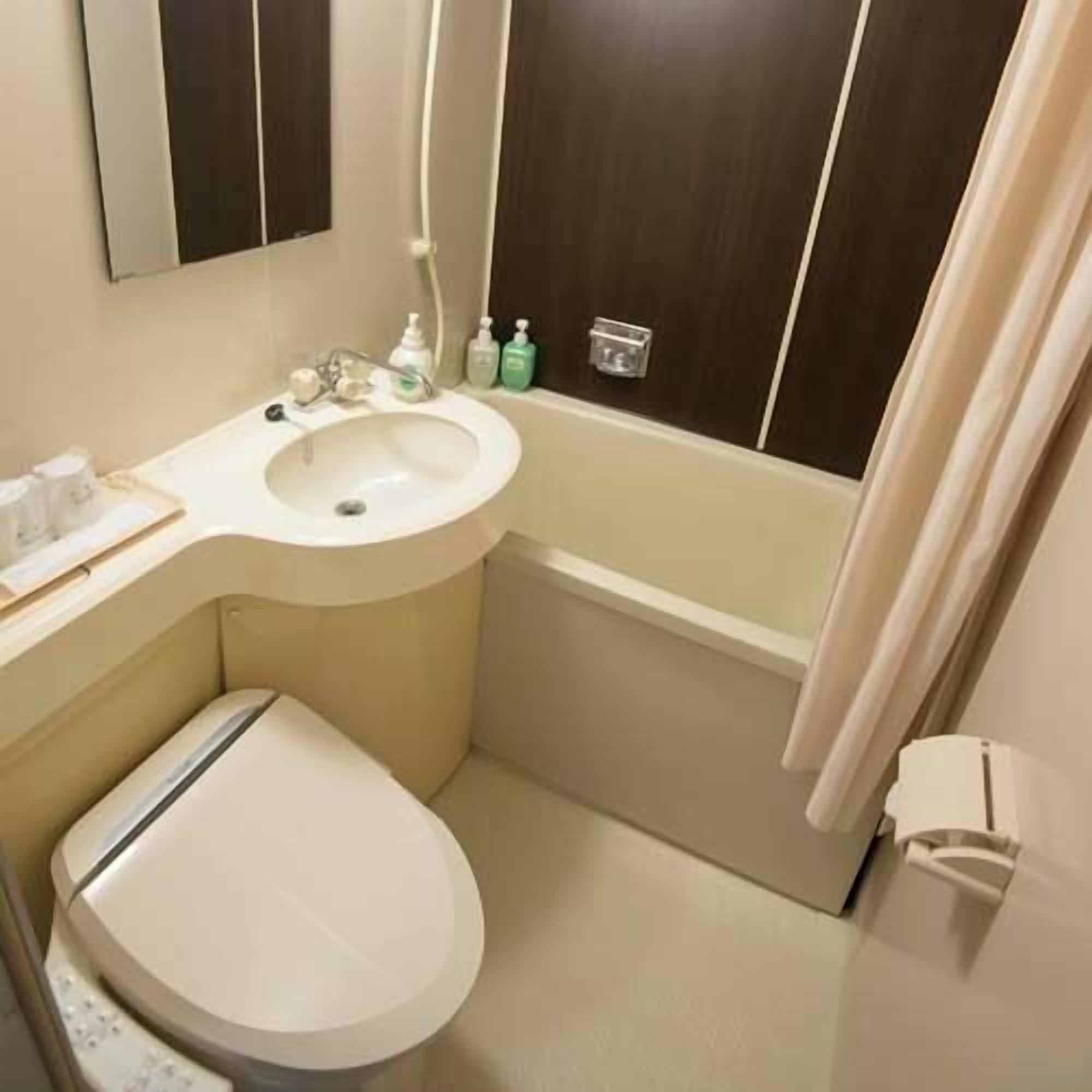 Bathroom | Combined shower/tub, hair dryer, slippers, bidet