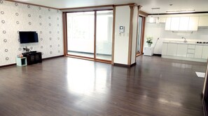 Family Room | Living area | Flat-screen TV - Happy Memory (Jeonju)