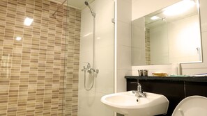 Ducha, artículos de tocador gratuitos, secador de pelo, toallas