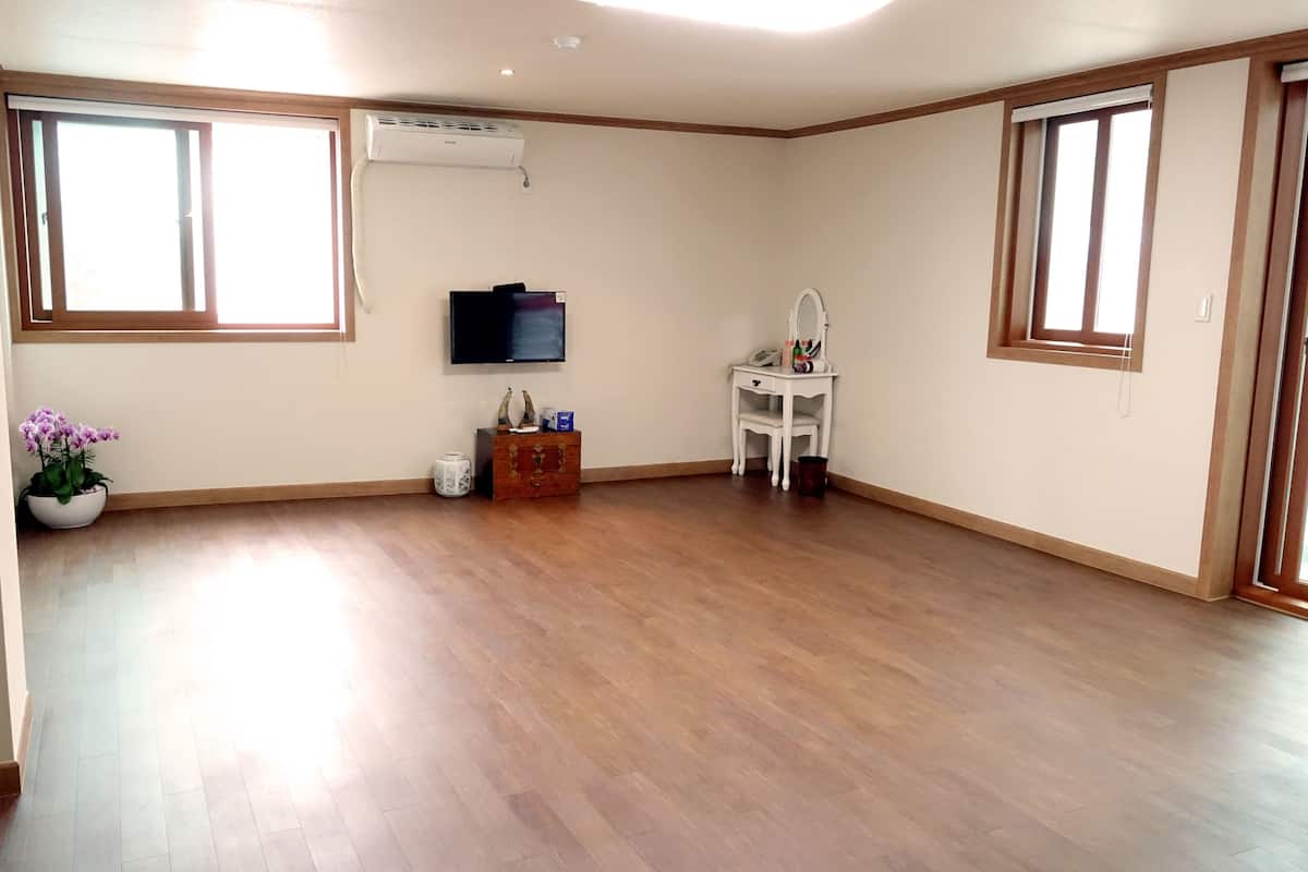 Family Room (Ondol) | Free WiFi