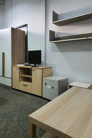 Kamar Standar | Meja kerja, setrika/meja setrika, Wi-Fi gratis, dan seprai linen