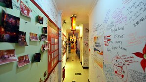 Hallway - Happy Dragon.Backpackers Hostel (Beijing)