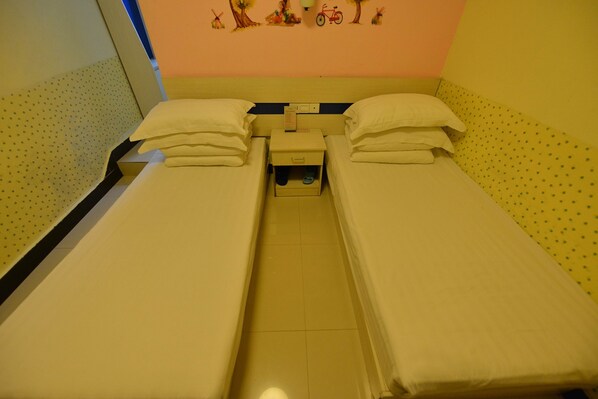 Standard Double Room | 1 bedroom, WiFi (free), individually decorated, individually furnished - Happy Dragon.Backpackers Hostel (Beijing)