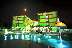 Una piscina al aire libre