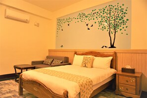 Comfortable double bed, 1 standard double bed, ground floor | Premium bedding, desk, soundproofing, free WiFi - Snail Trail B&B (Taitung)