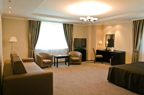 Deluxe Double Room | Living room | Flat-screen TV - RiverSide - restaurant, hotel, beach (Chernihiv)