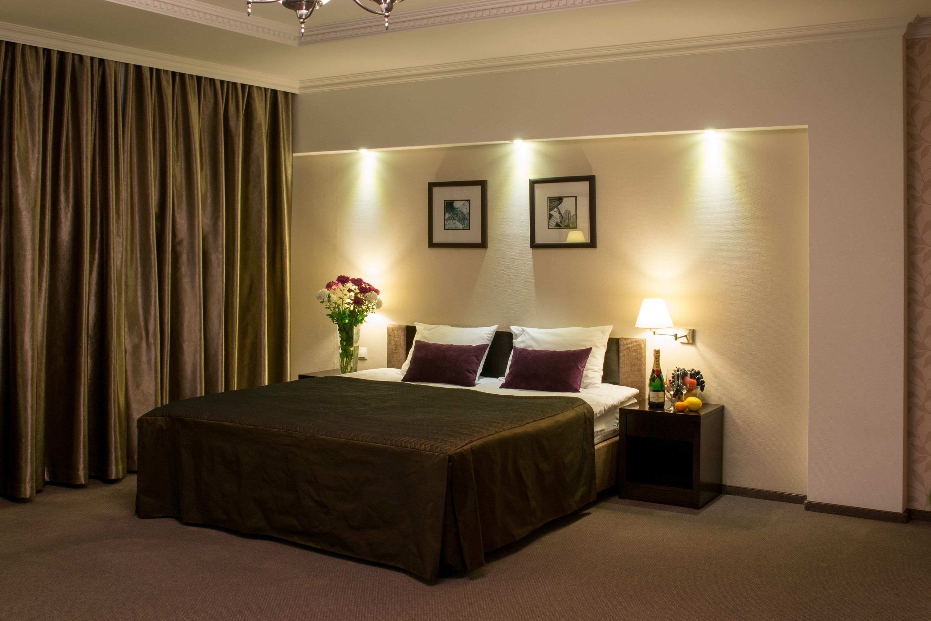 Quarto casal luxo | Frigobar, cofres nos quartos, escrivaninha, quartos à prova de som