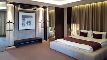 Suite, vue fleuve | Minibar, coffres-forts dans les chambres, bureau, chambres insonorisées