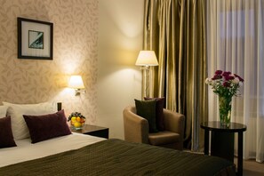 Standard Double Room | Minibar, in-room safe, desk, soundproofing - RiverSide - restaurant, hotel, beach (Chernihiv)