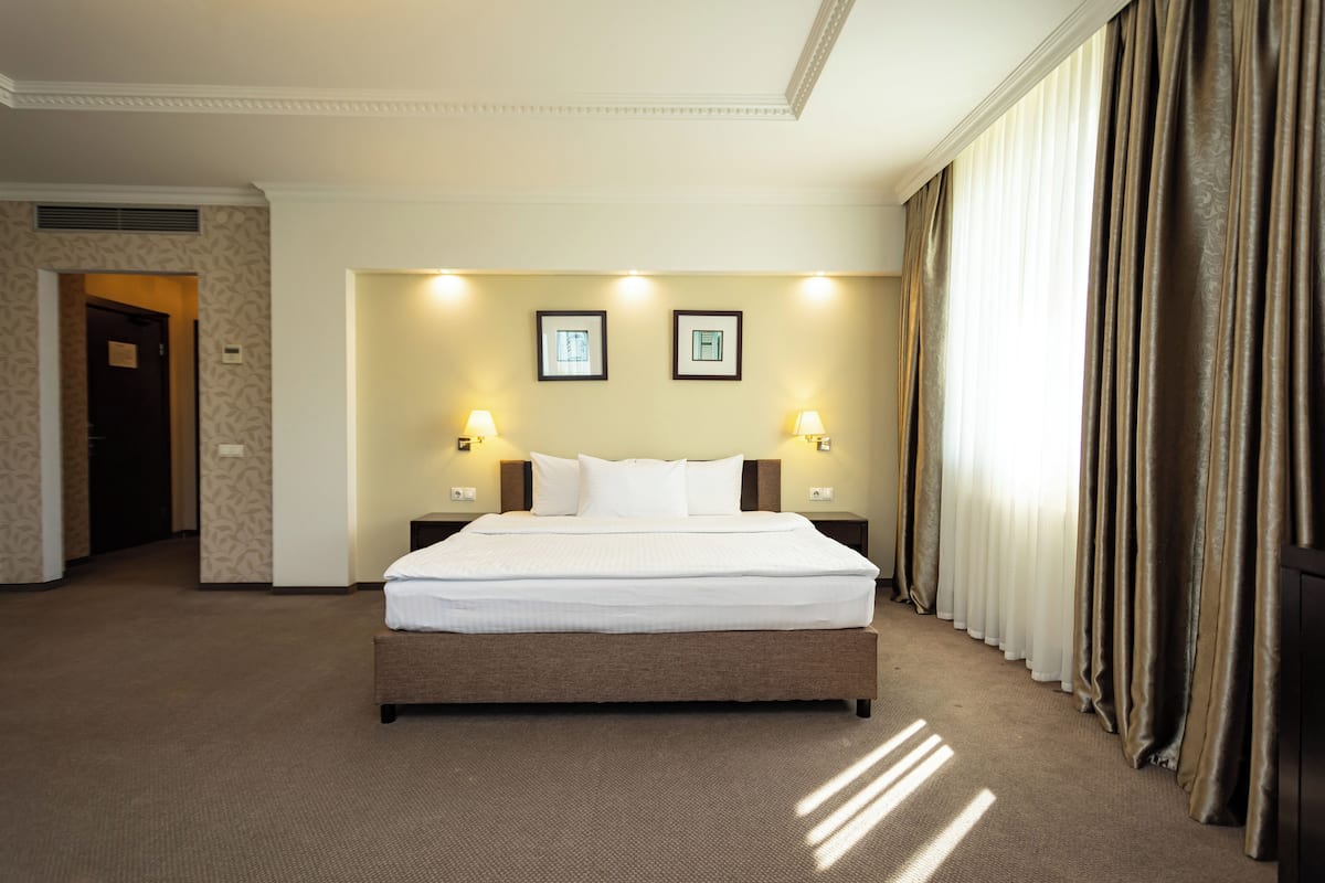 Superior Room | Minibar, in-room safe, desk, soundproofing