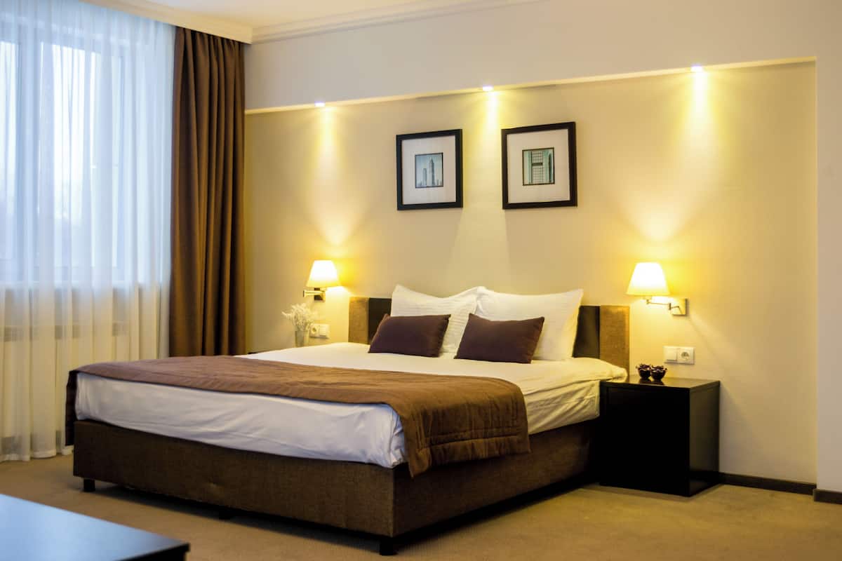 Deluxe Room | Minibar, in-room safe, desk, soundproofing