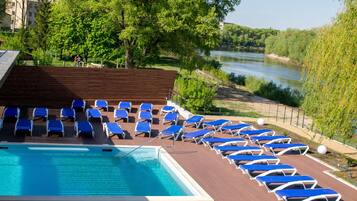 Piscine extérieure (ouverte en saison)