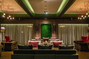 供应午餐和晚餐，时尚欧洲菜，泳池景观