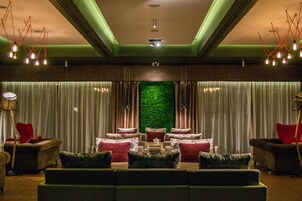 Se sirven almuerzos y cocina europea moderna (con vistas a la piscina) 