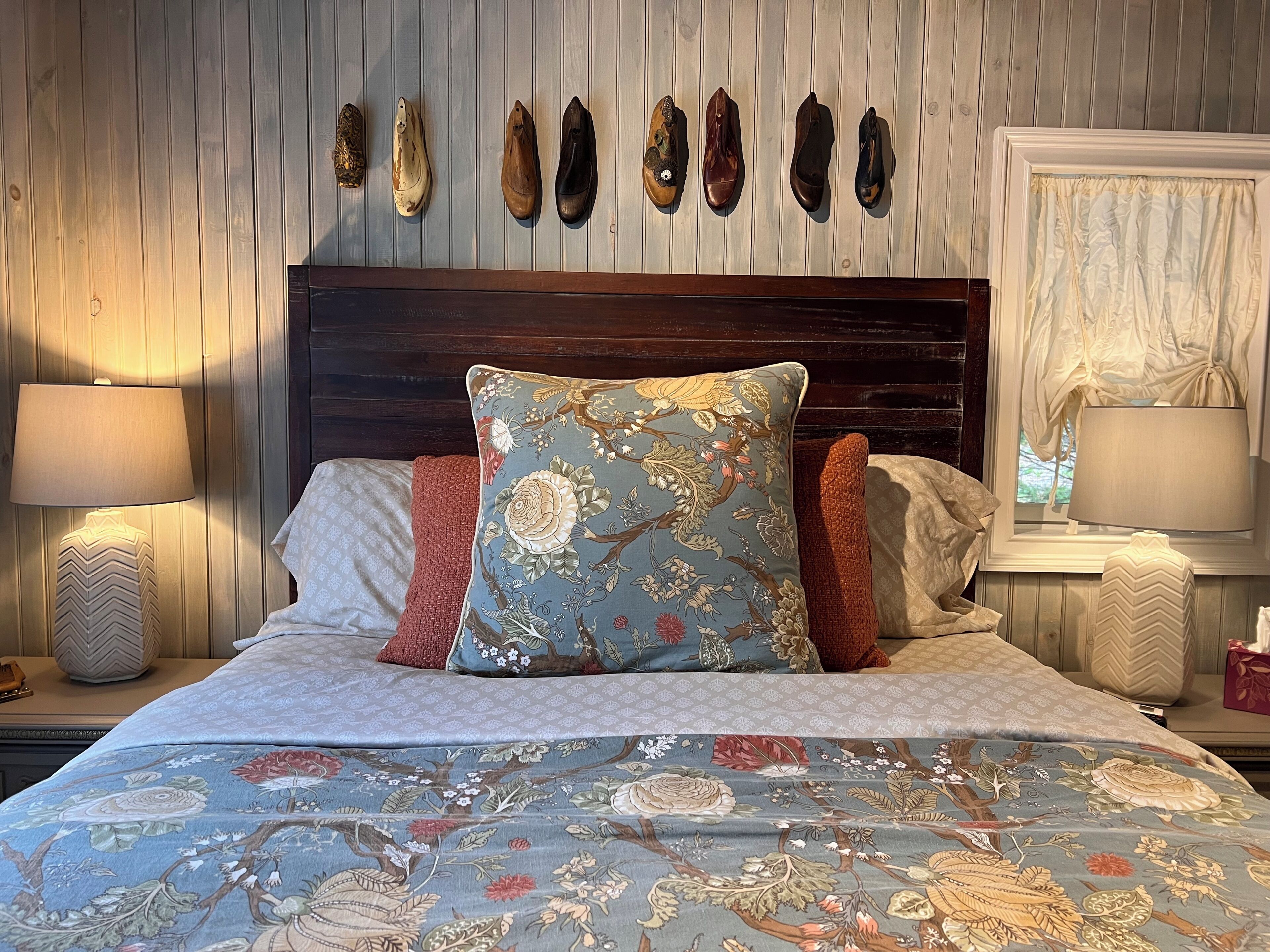 Hideway Cottage, Queen Suite, Private Garden Patio, Bikes Included | Premium bedding, down comforters, individually decorated
