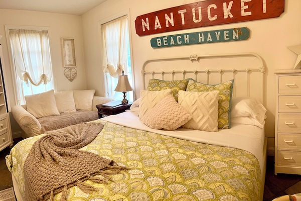 Luxe suite, 1 kingsize bed, privébadkamer, op benedenverdieping | Lakens van Egyptisch katoen, luxe beddengoed, donzen dekbedden