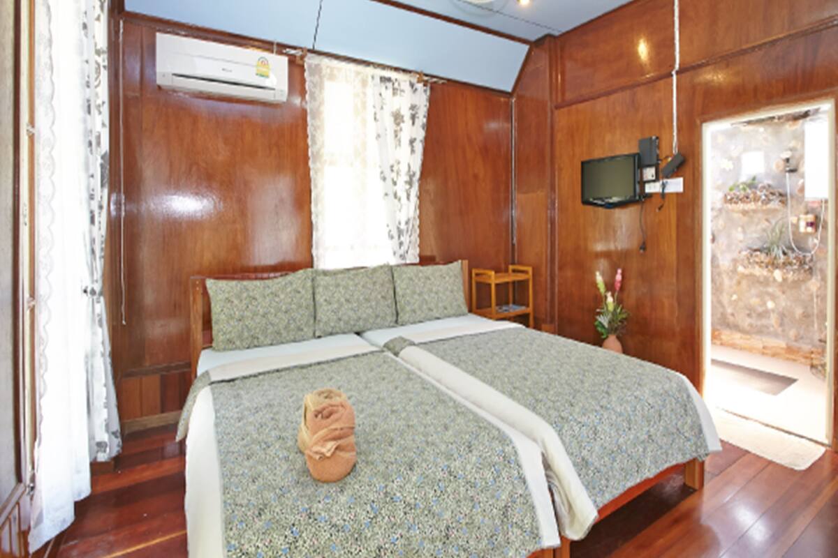 standard twin room (2 people) | in-room safe, desk