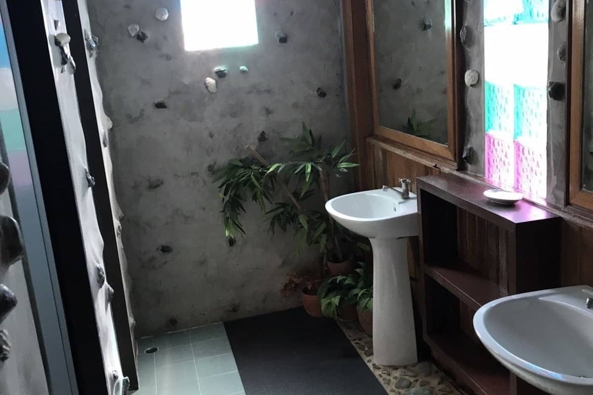 standard triple room (3 people) | bathroom | shower, free toiletries, hair dryer, towels