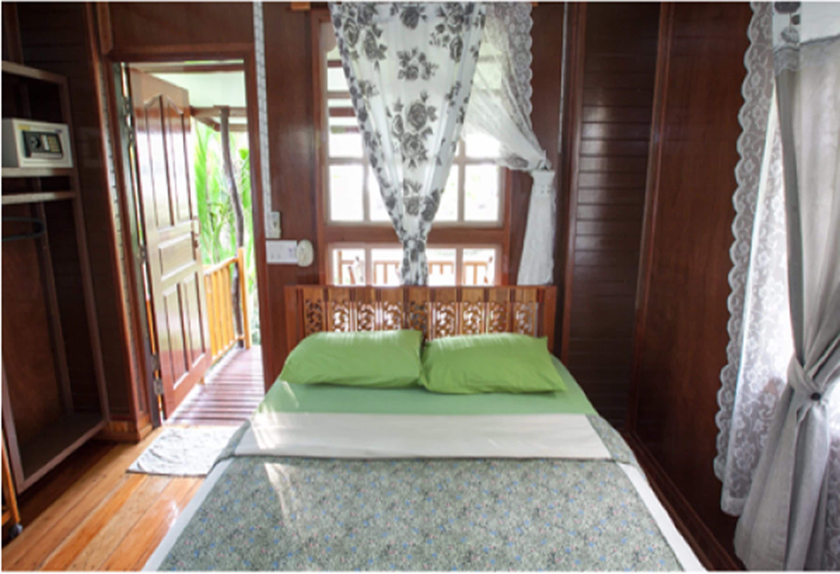 standard room (2 people)  | in-room safe, desk