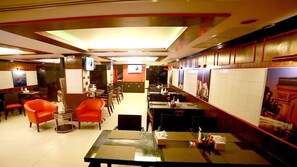 Breakfast, lunch and dinner served - Rayaan Oriental Guest House & Restaurant (Patong)